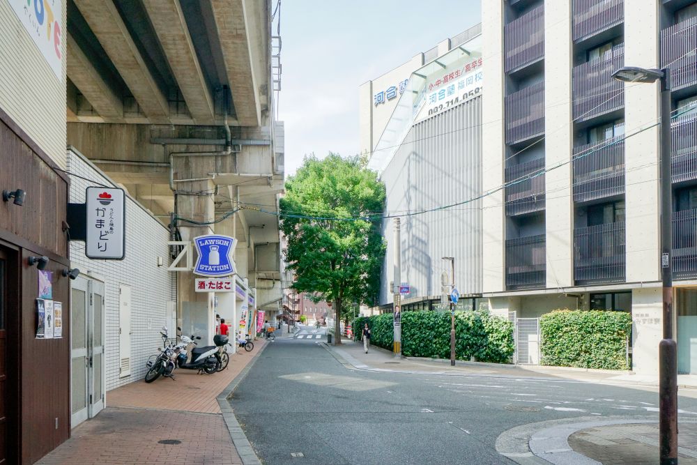 直進すると左側にローソン、右側に河合塾のビル