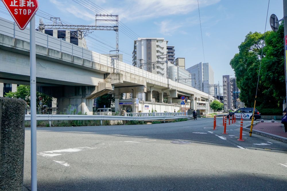 左奥にローソンが見える交差点に差し掛かり、その右手側にあるビル1階