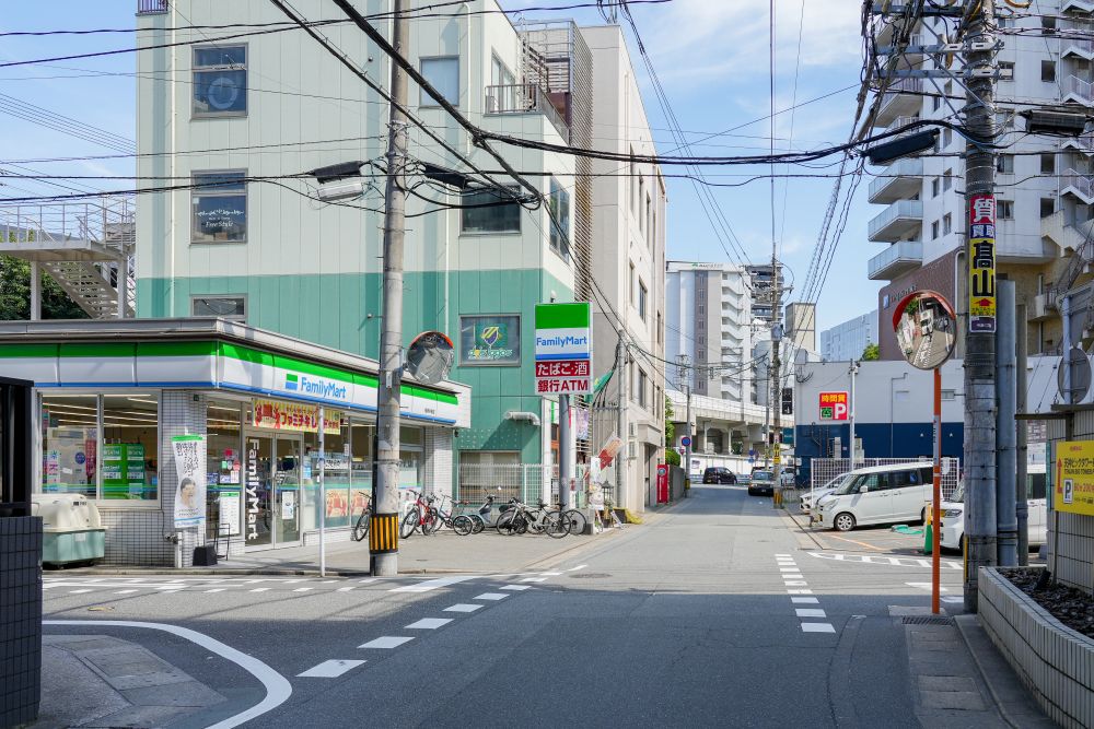 直進していくと左側にファミリーマートが見えてくるのでさらに直進