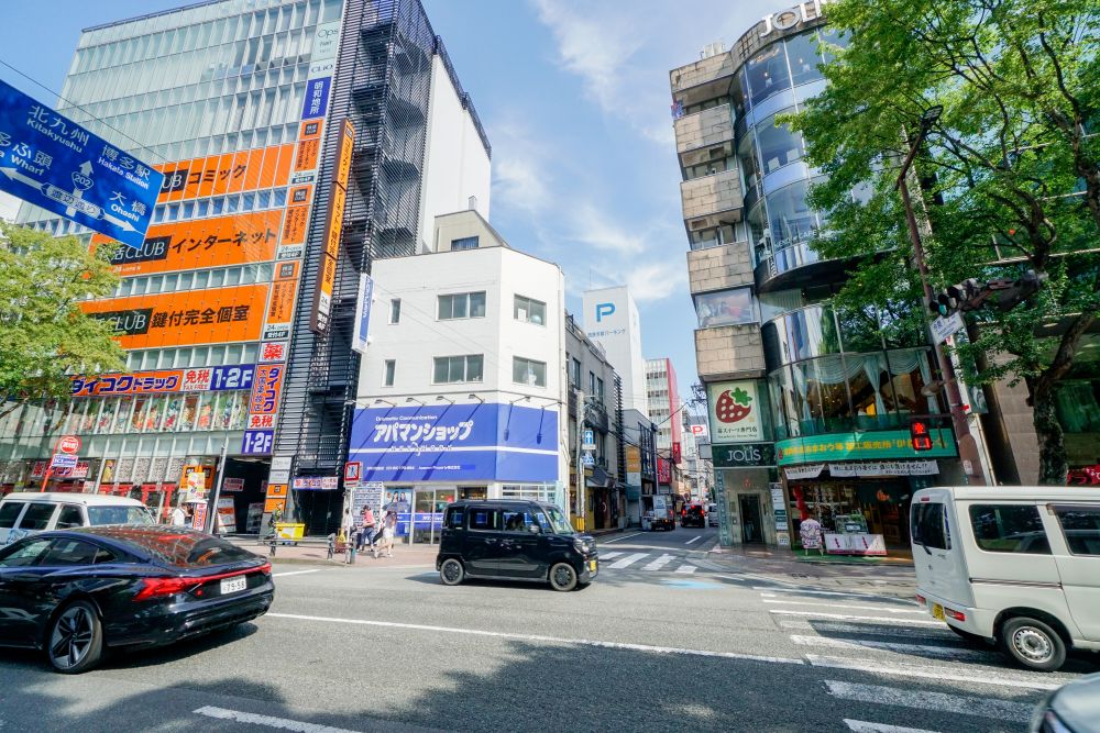 ローソン前の今泉1丁目横断歩道を渡りそのまま直進(アパマンショップと伊都キングの間の道)