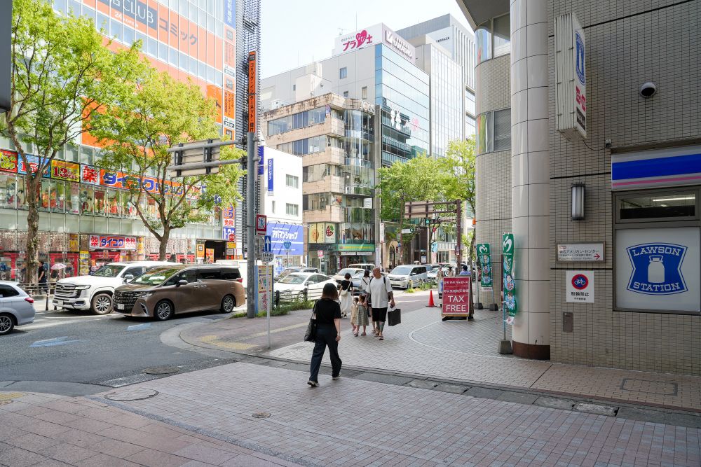 西鉄福岡駅 南口(福岡三越下改札)を出て右へ